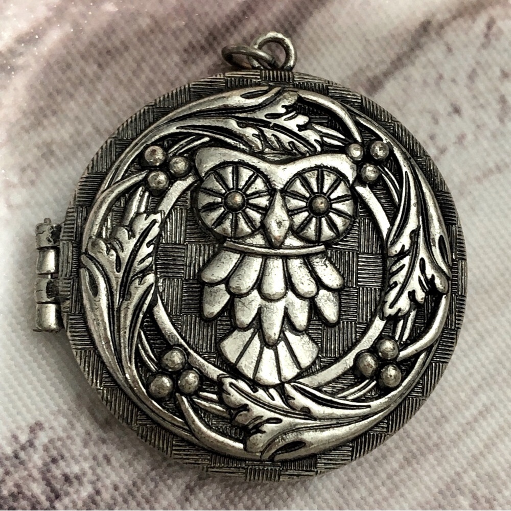 2for$20🟠Silver Tone Owl Locket Pendant